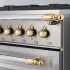 Puxadores e Varão: com elegante design tubular cromado com detalhes dourados da linha Heritage.